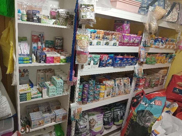 Estanterías con variedad de alimentos y productos en Zona de Pulgas